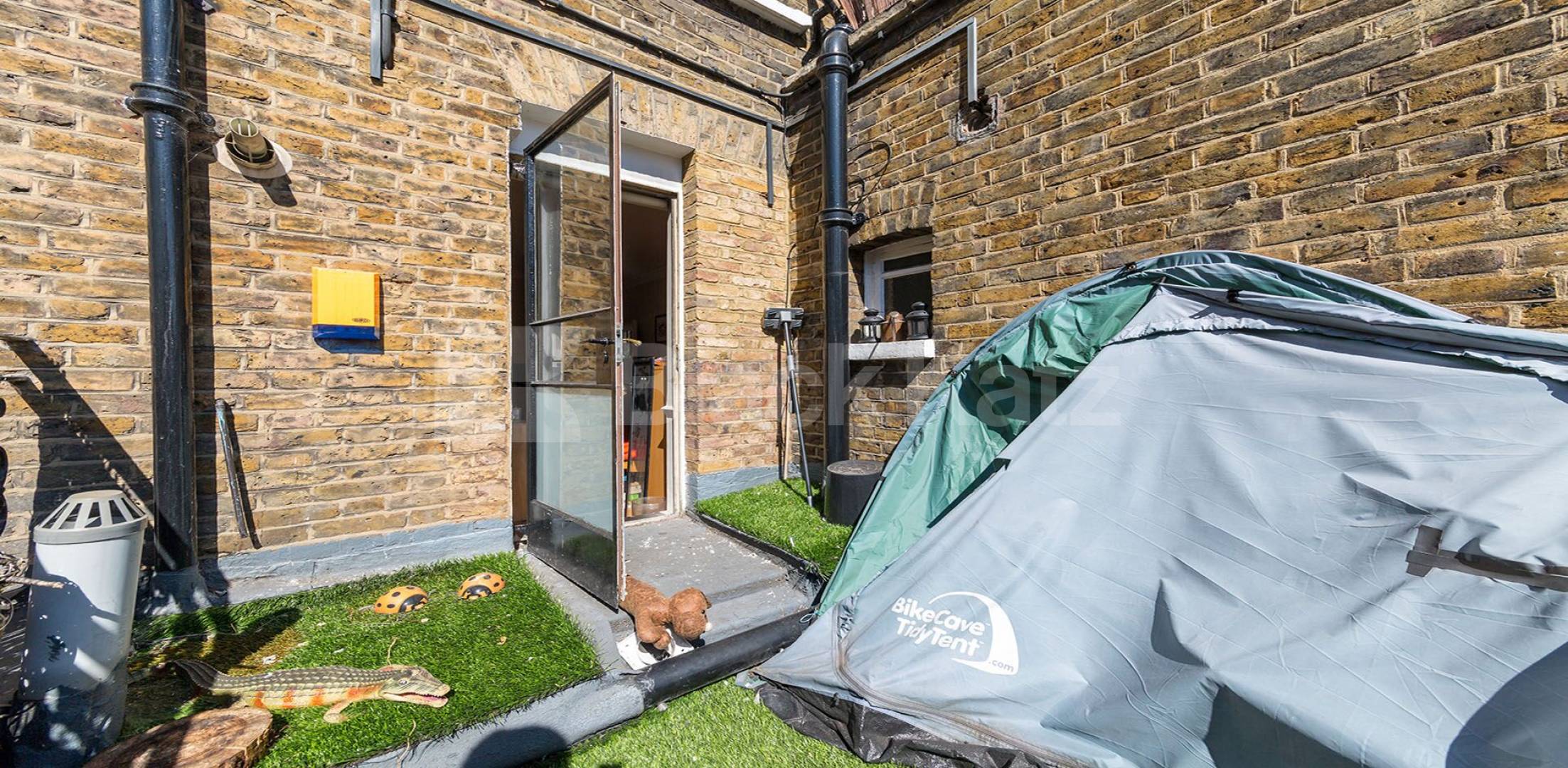 			INCLUDES COUNCIL TAX, 1 Bedroom, 1 bath, 1 reception Flat			 Broadway Parade, Crouch End